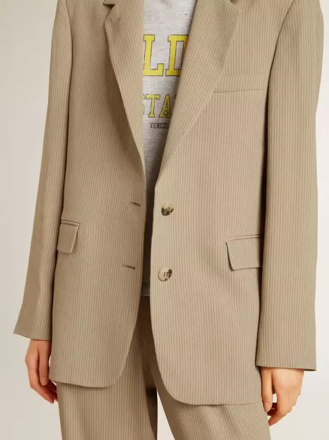 Beigefarbene Damenjacke mit Nadelstreifen und einreihiger Knopfleiste in Oversize-Passform