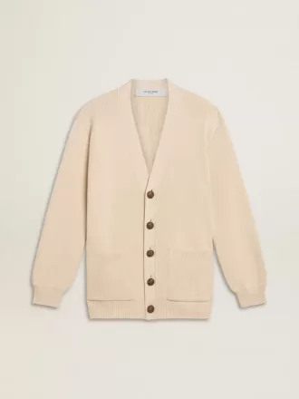 Beigefarbene Damenstrickjacke mit „Golden”-Schriftzug auf der Rückseite