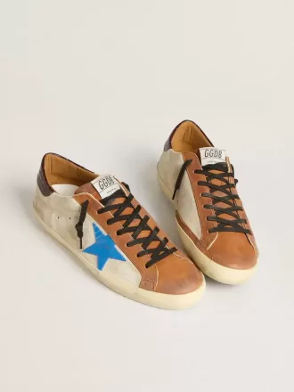 Beigefarbene Herren-Super-Star LTD mit hellblauem Stern und Fersenlasche mit Krokodilprägung Beigefarbene Herren-Super-Star LTD mit hellblauem Stern und Fersenlasche mit Krokodilprägung