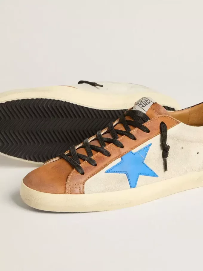 Beigefarbene Herren-Super-Star LTD mit hellblauem Stern und Fersenlasche mit Krokodilprägung