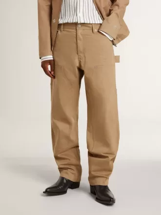 Beigefarbene Herrenhose mit Aufnähern