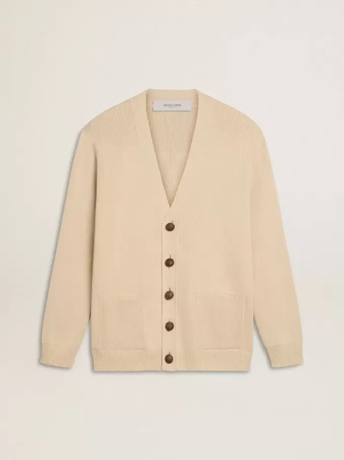 Beigefarbene Herrenstrickjacke mit „Golden”-Schriftzug auf der Rückseite