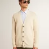 Beigefarbene Herrenstrickjacke mit „Golden”-Schriftzug auf der Rückseite