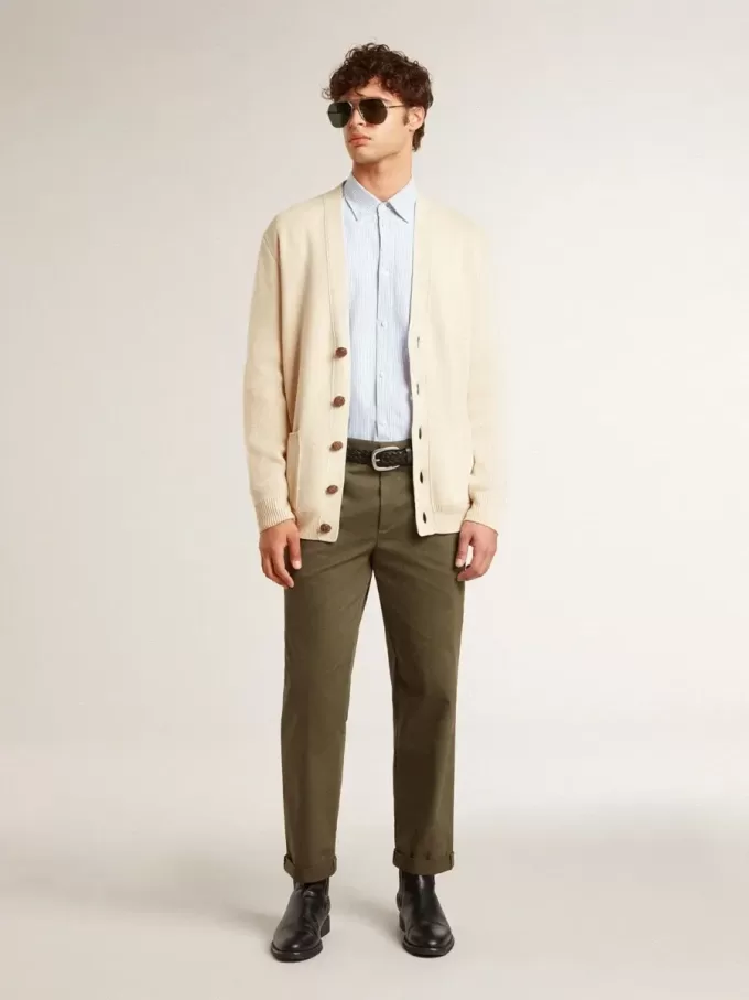 Beigefarbene Herrenstrickjacke mit „Golden”-Schriftzug auf der Rückseite