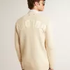 Beigefarbene Herrenstrickjacke mit „Golden”-Schriftzug auf der Rückseite