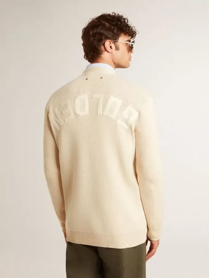 Beigefarbene Herrenstrickjacke mit „Golden”-Schriftzug auf der Rückseite