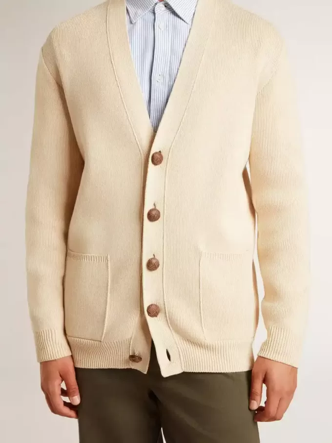 Beigefarbene Herrenstrickjacke mit „Golden”-Schriftzug auf der Rückseite