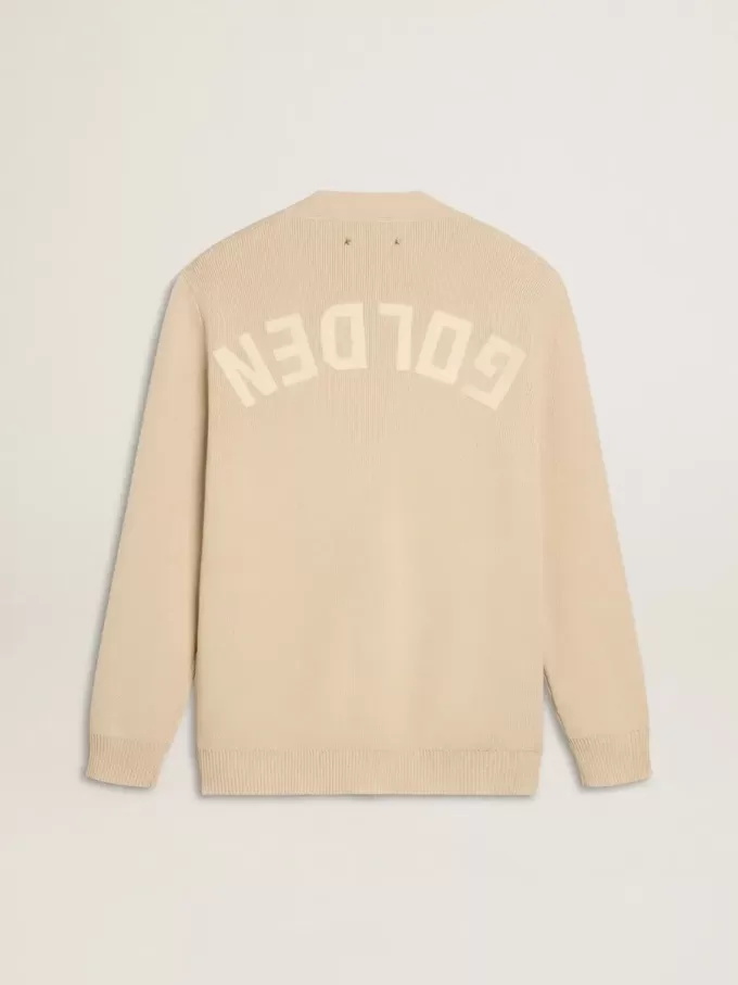 Beigefarbene Herrenstrickjacke mit „Golden”-Schriftzug auf der Rückseite