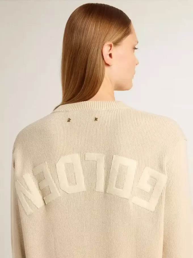 Beiger Damenpullover mit „Golden”-Schriftzug auf der Rückseite Beiger Damenpullover mit „Golden”-Schriftzug auf der Rückseite