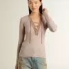 Beiger Wollpullover mit Lederdetails