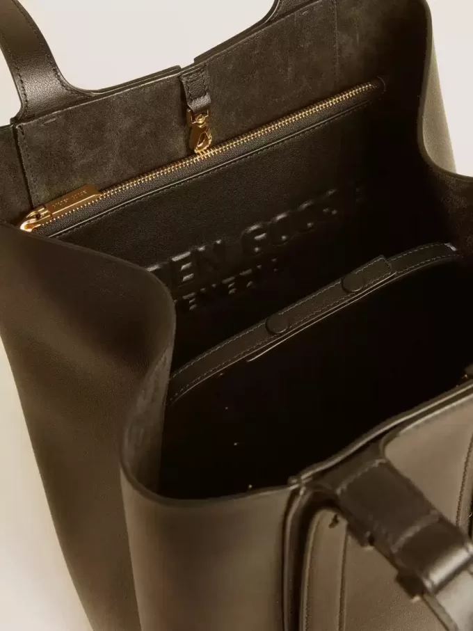 Beutel aus schwarzem Leder mit geprägtem Logo