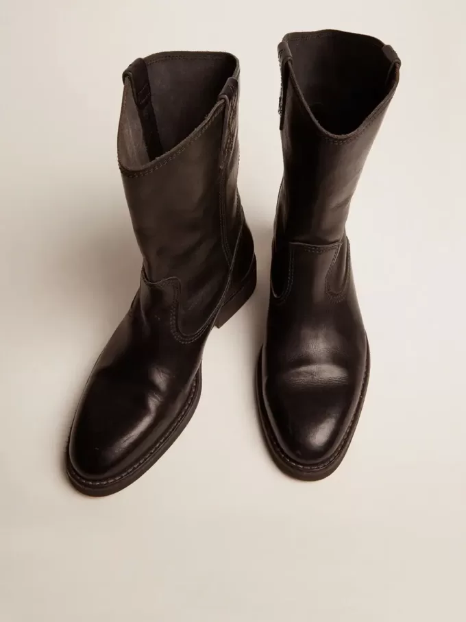 Bikerstiefel aus schwarzem Leder Bikerstiefel aus schwarzem Leder