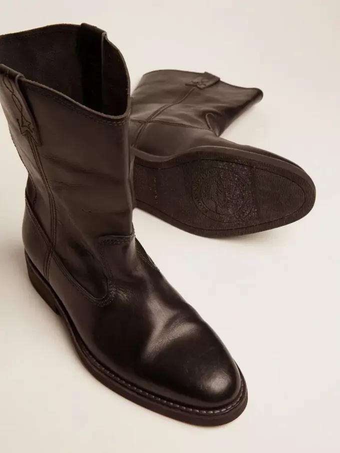 Bikerstiefel aus schwarzem Leder Bikerstiefel aus schwarzem Leder