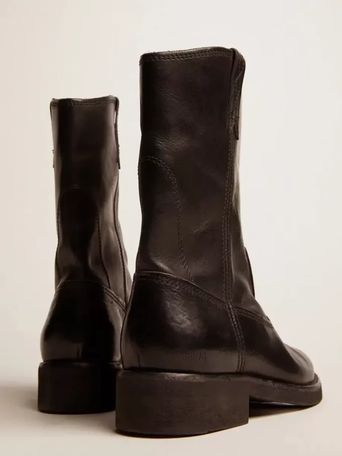 Bikerstiefel aus schwarzem Leder Bikerstiefel aus schwarzem Leder