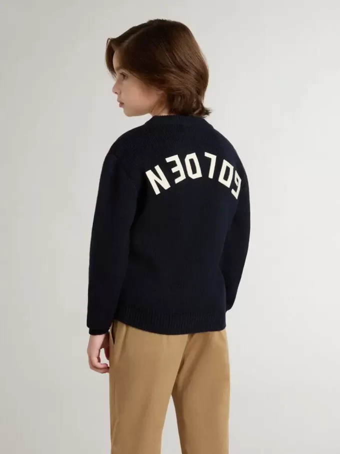 Blauer Pullover mit Rundhalsausschnitt für Jungen mit „Golden”-Schriftzug auf der Rückseite