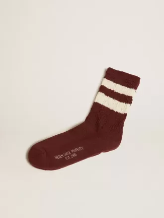 Braune Socken mit Distressed-Details und abgenutzten weißen Streifen