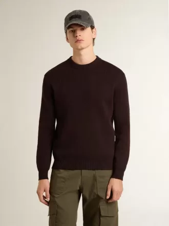 Brauner Herrenpullover mit Rundhalsausschnitt und „Golden”-Schriftzug auf der Rückseite