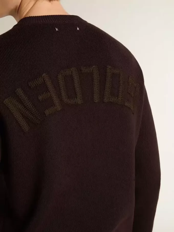 Brauner Herrenpullover mit Rundhalsausschnitt und „Golden”-Schriftzug auf der Rückseite