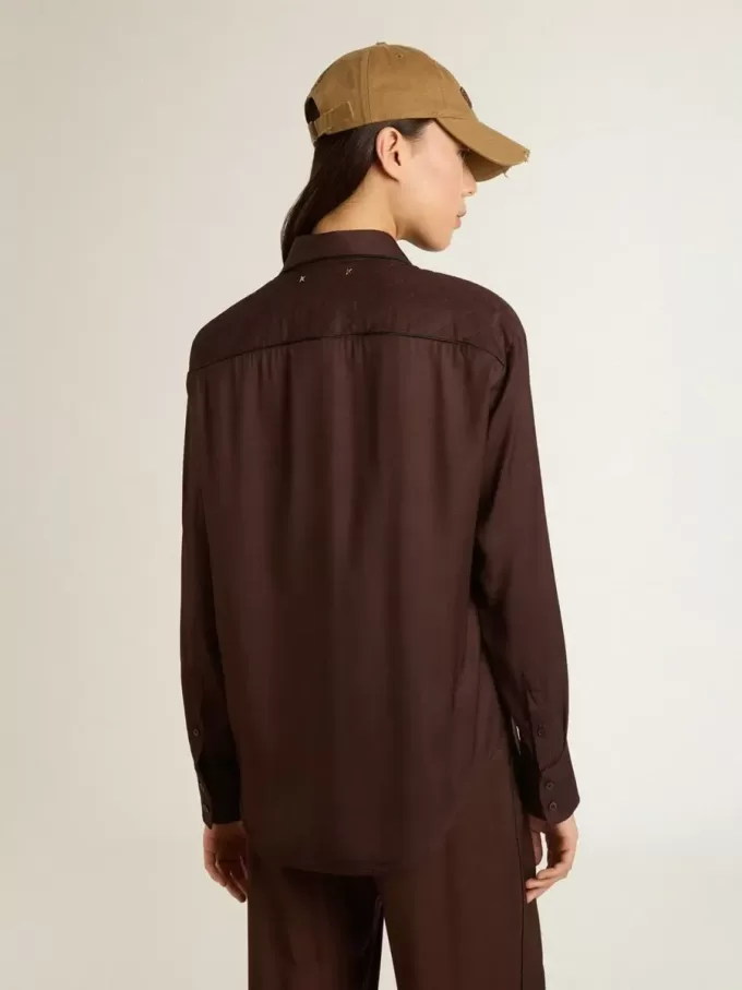 Braunes Damenhemd mit gesteppten Details Braunes Damenhemd mit gesteppten Details
