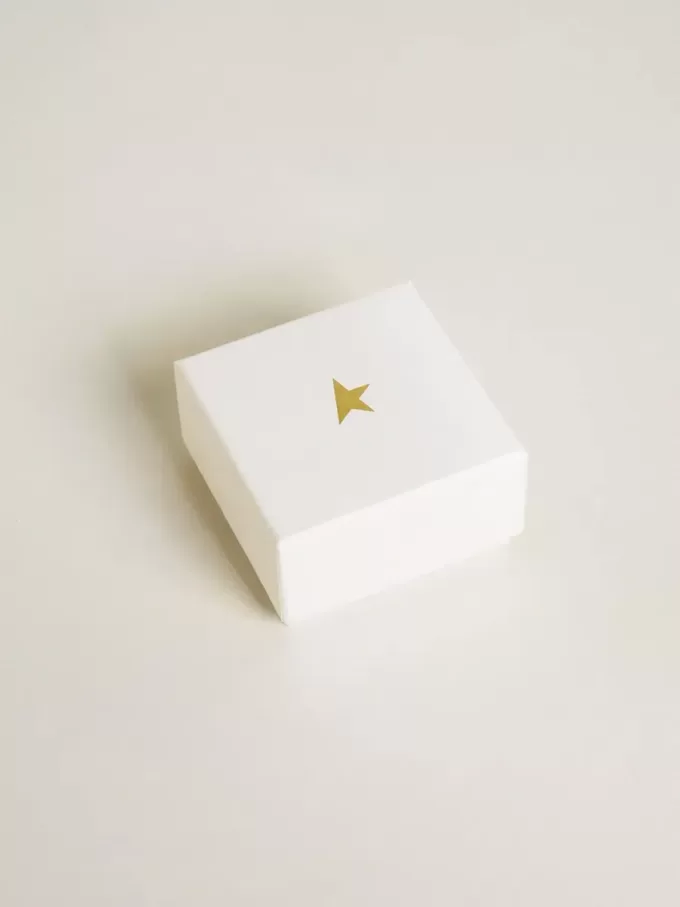 Buchstabe D-Anhänger aus goldfarbenem Messing mit Kristallen Buchstabe D-Anhänger aus goldfarbenem Messing mit Kristallen