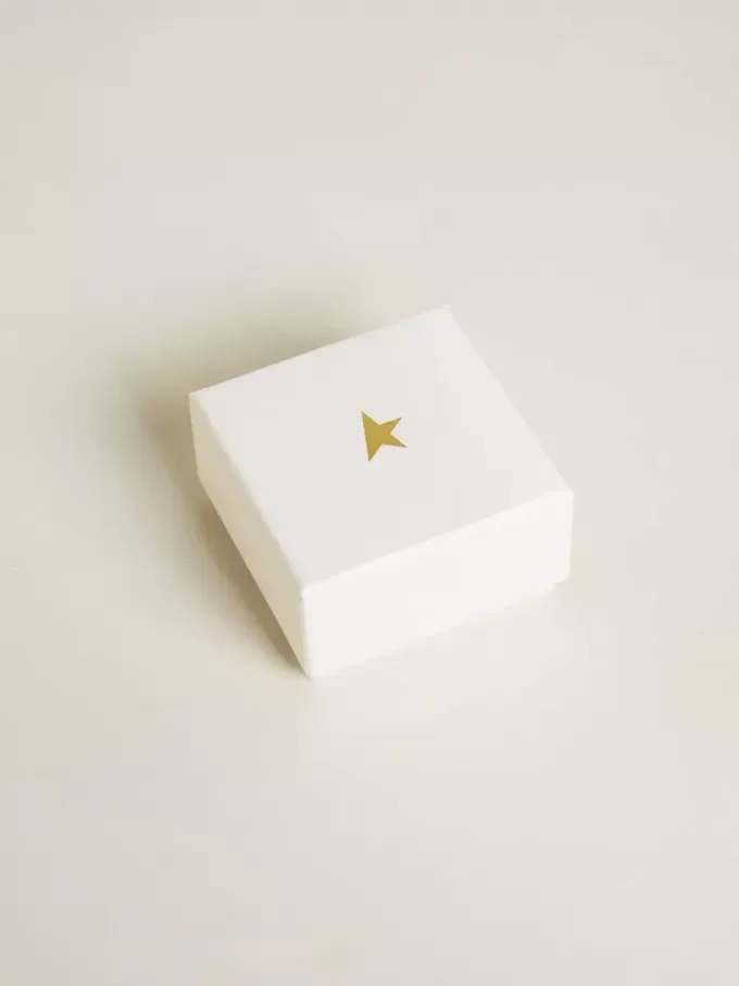 Buchstabe F-Anhänger aus goldfarbenem Messing mit Kristallen Buchstabe F-Anhänger aus goldfarbenem Messing mit Kristallen