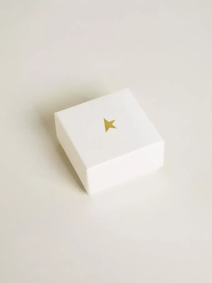 Buchstabe O-Anhänger aus goldfarbenem Messing mit Kristallen Buchstabe O-Anhänger aus goldfarbenem Messing mit Kristallen