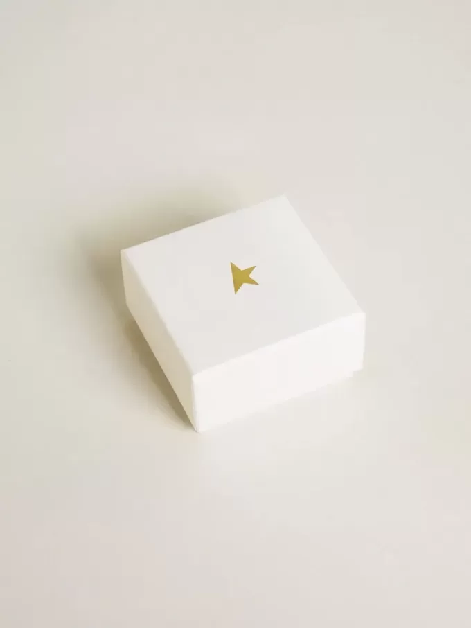 Buchstabe R-Anhänger aus goldfarbenem Messing mit Kristallen Buchstabe R-Anhänger aus goldfarbenem Messing mit Kristallen