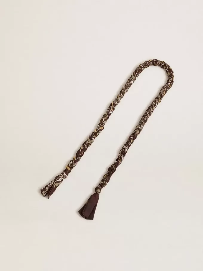 Burgunderroter Charm aus geflochtenem Stoff mit Messingkette Burgunderroter Charm aus geflochtenem Stoff mit Messingkette