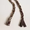 Burgunderroter Charm aus geflochtenem Stoff mit Messingkette Burgunderroter Charm aus geflochtenem Stoff mit Messingkette