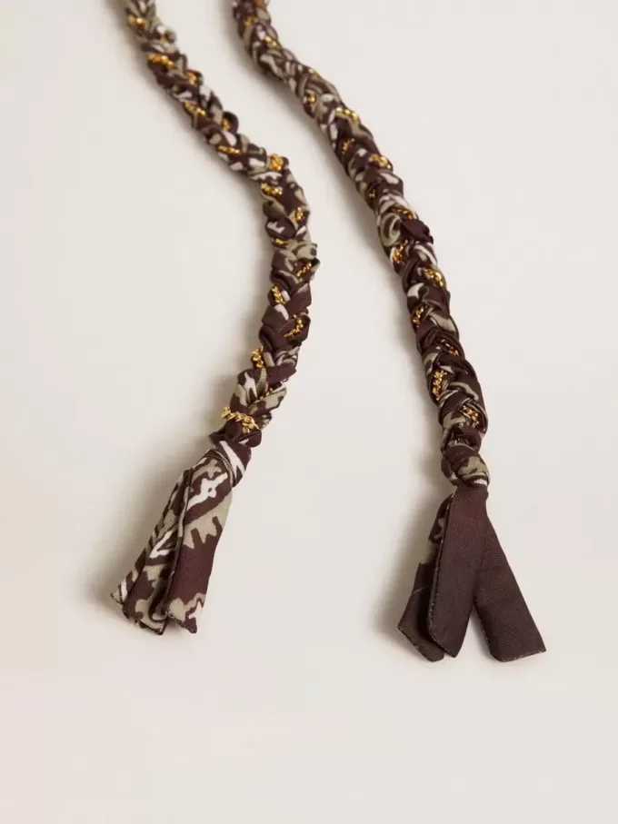 Burgunderroter Charm aus geflochtenem Stoff mit Messingkette Burgunderroter Charm aus geflochtenem Stoff mit Messingkette