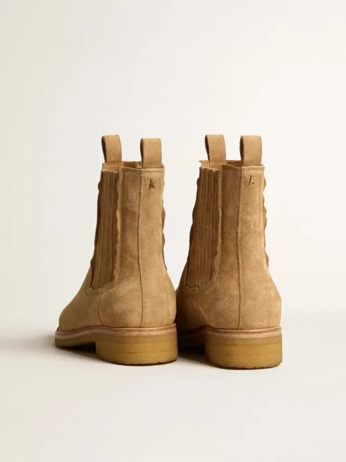 Chelsea-Stiefel aus tabakfarbenem Wildleder Chelsea-Stiefel aus tabakfarbenem Wildleder