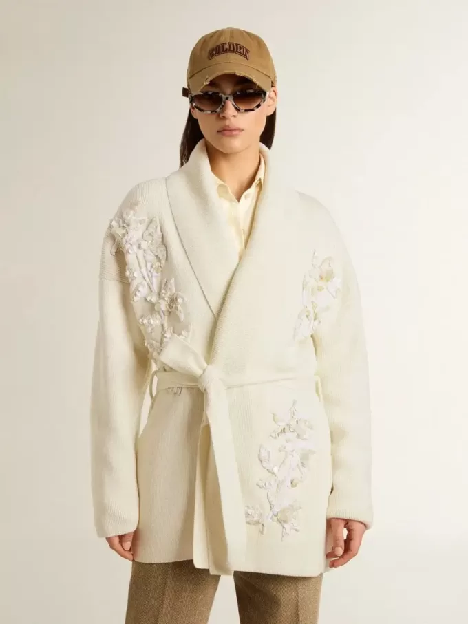 Cremefarbene Damenstrickjacke aus Baumwolle mit Blumenstickerei