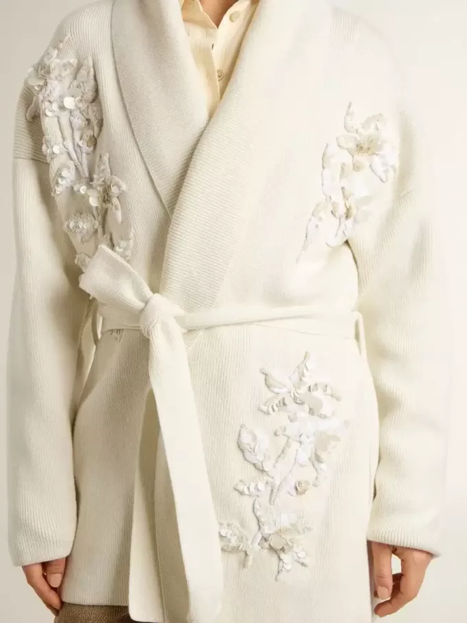 Cremefarbene Damenstrickjacke aus Baumwolle mit Blumenstickerei