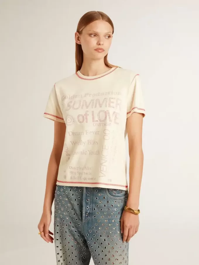 Cremefarbenes Damen-T-Shirt mit verblassten roten Akzenten