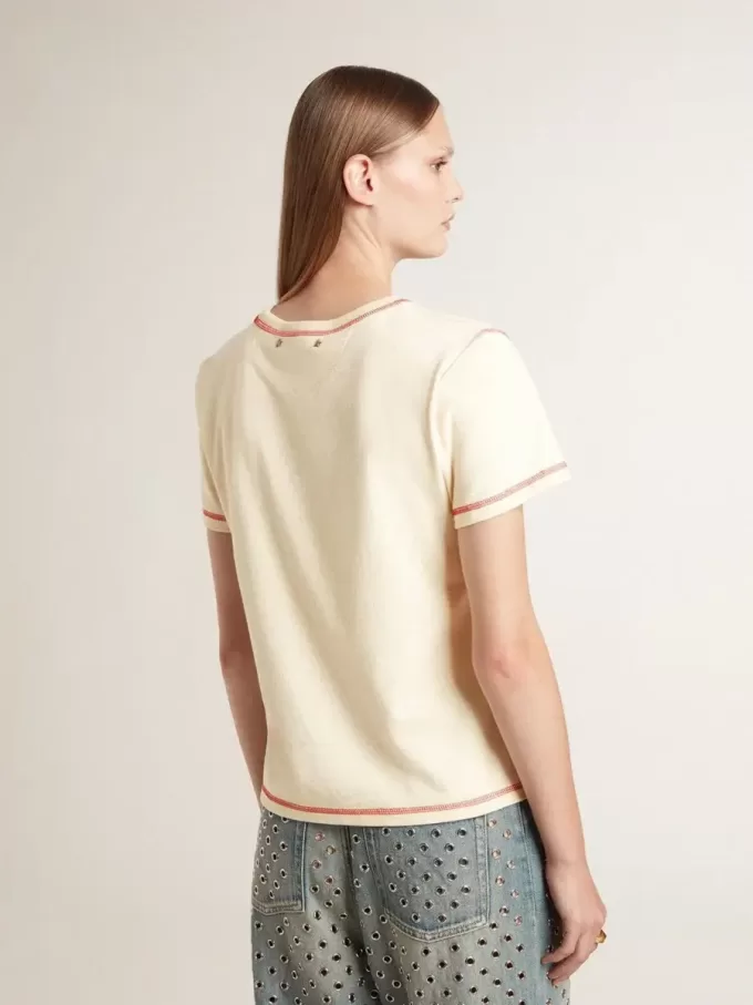 Cremefarbenes Damen-T-Shirt mit verblassten roten Akzenten