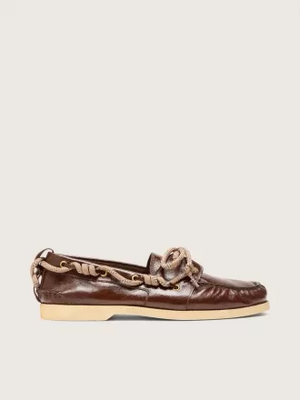Herren-Cruise-Loafer aus glänzendem dunkelbraunem Leder mit taubengrauen Wanderschuhschnürsenkeln