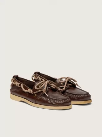 Herren-Cruise-Loafer aus glänzendem dunkelbraunem Leder mit taubengrauen Wanderschuhschnürsenkeln