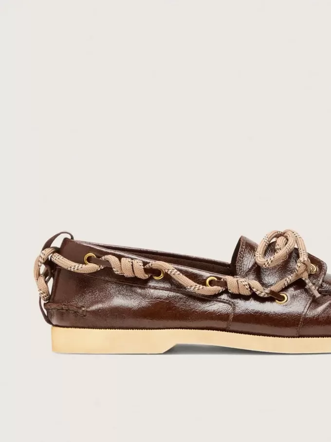 Cruise-Loafer für Damen aus glänzendem dunkelbraunem Leder mit taubengrauen Wanderschnürsenkeln