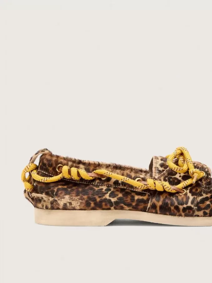 Cruise-Loafer für Damen aus Ponyfell mit Leopardenmuster und gelben Wanderschnürsenkeln