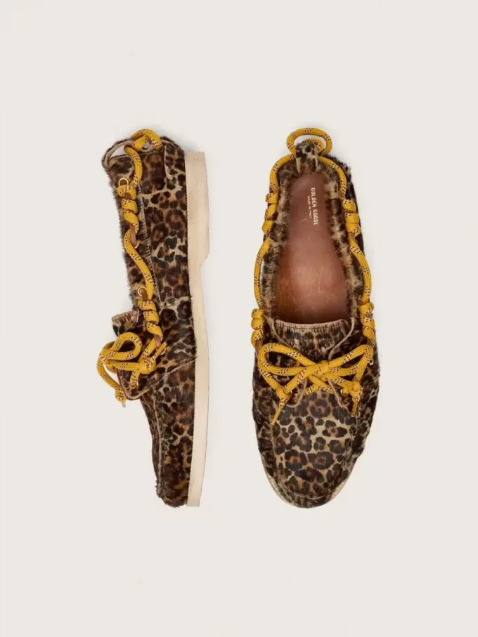 Cruise-Loafer für Damen aus Ponyfell mit Leopardenmuster und gelben Wanderschnürsenkeln
