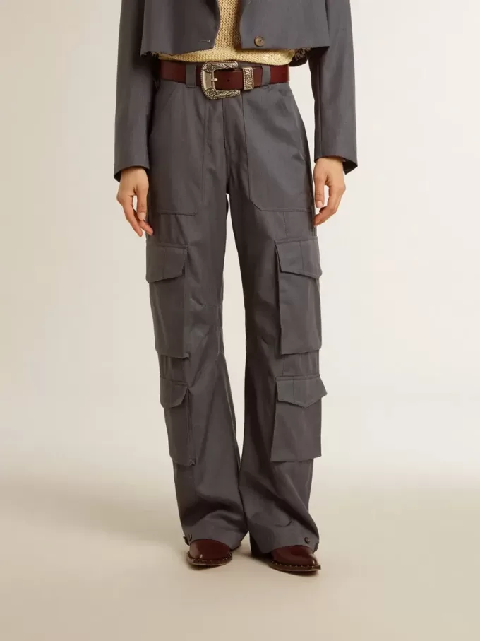 Damen-Cargohose aus babyblauer Wolle Damen-Cargohose aus babyblauer Wolle