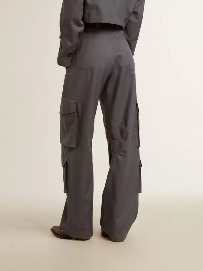 Damen-Cargohose aus babyblauer Wolle Damen-Cargohose aus babyblauer Wolle