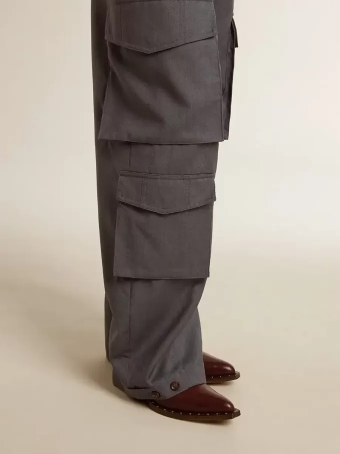 Damen-Cargohose aus babyblauer Wolle Damen-Cargohose aus babyblauer Wolle