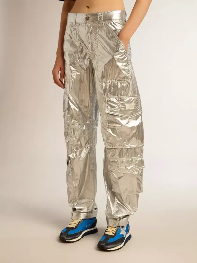 Damen-Cargohose aus silbernem Funktionsstoff Damen-Cargohose aus silbernem Funktionsstoff