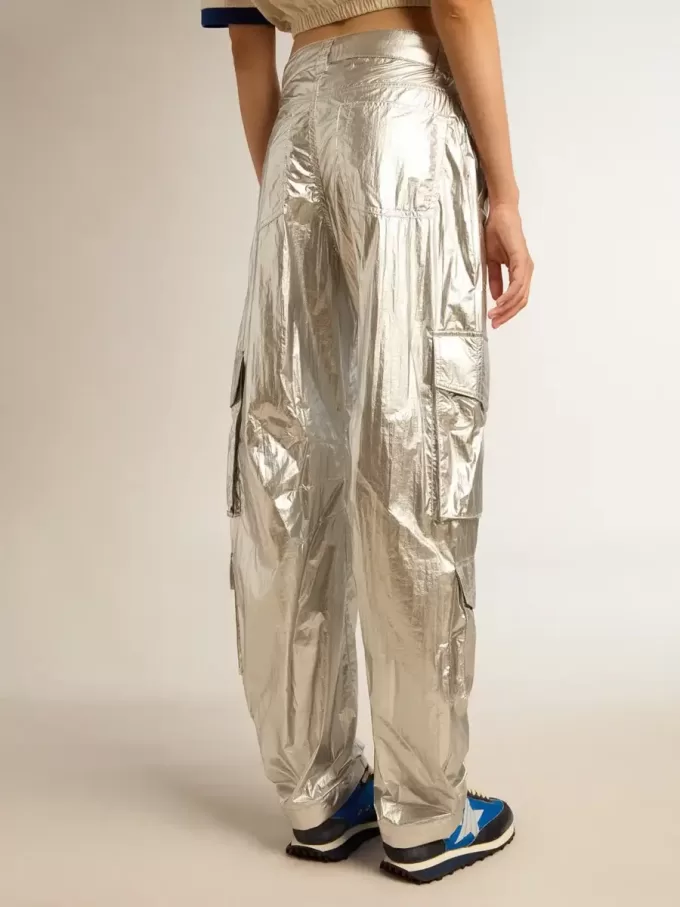 Damen-Cargohose aus silbernem Funktionsstoff Damen-Cargohose aus silbernem Funktionsstoff