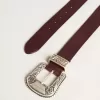 Damen-Gürtel aus burgunderrotem Leder mit verzierter Silberschnalle Damen-Gürtel aus burgunderrotem Leder mit verzierter Silberschnalle