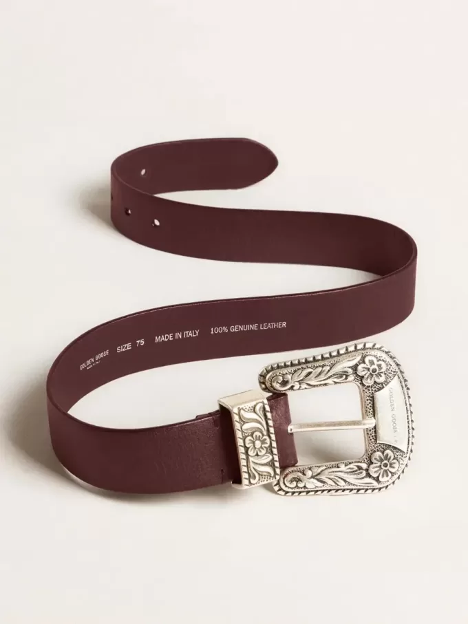 Damen-Gürtel aus burgunderrotem Leder mit verzierter Silberschnalle Damen-Gürtel aus burgunderrotem Leder mit verzierter Silberschnalle