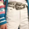 Damen-Gürtel aus weißem Leder mit farbigen Nieten
