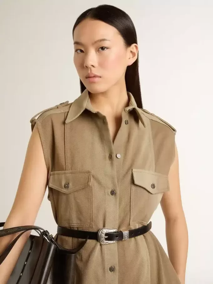 Damen-Hemdkleid aus sandfarbenem Denim mit militärischen Details Damen-Hemdkleid aus sandfarbenem Denim mit militärischen Details