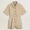 Damen-Jumpsuit aus beigem Denim mit Gürtel und ausgefranstem Saum Damen-Jumpsuit aus beigem Denim mit Gürtel und ausgefranstem Saum